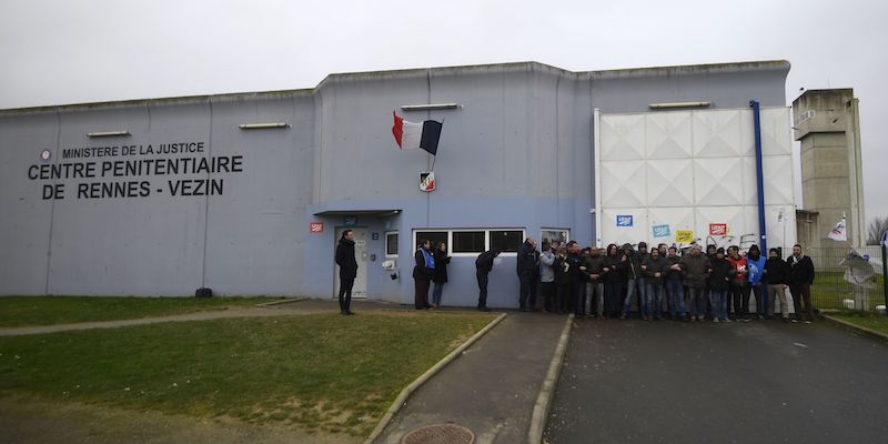 Guardie carcerarie in sciopero bloccano l'accesso al penitenziario di Vezin-le-Coquet, alla periferia di Rennes, in Francia, il 22 gennaio 2018 (DAMIEN MEYER/AFP/Getty Images)