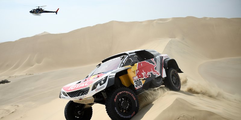 La Peugeot di Sebastien Loeb e Daniel Elena seguita da un elicottero nel corso della prima tappa del Rally Dakar 2018 (FRANCK FIFE/AFP/Getty Images)