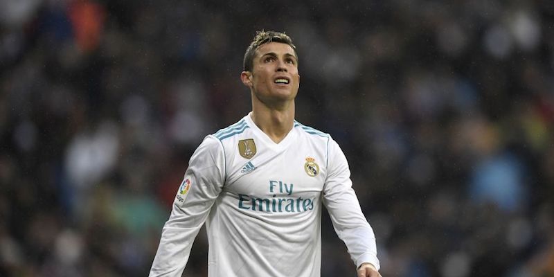 Cristiano Ronaldo dopo aver mancato il gol nella sconfitta del Real Madrid contro il Villarreal (GABRIEL BOUYS/AFP/Getty Images)