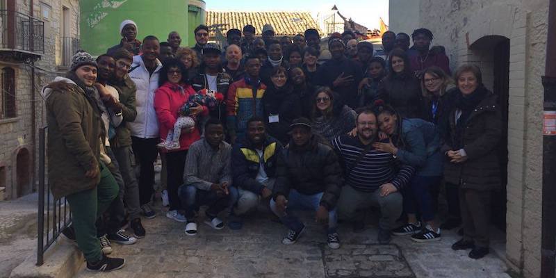Un gruppo di richiedenti asilo e abitanti di Ripabottoni, in Molise (Profilo Facebook di Eghosa James)