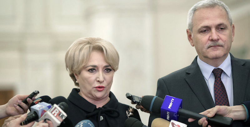 Viorica Dancila con il leader del SPD Liviu Dragnea a Bucarest, 17 gennaio 2018
(AP Photo/Octav Ganea)