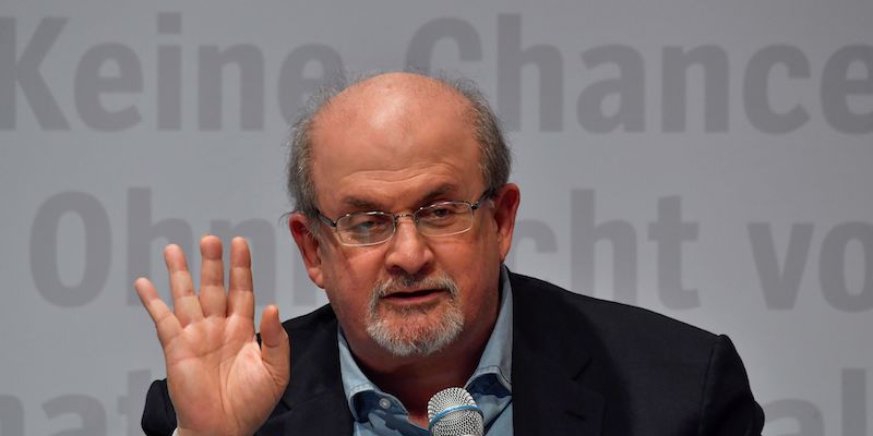 Lo scrittore britannico Salman Rushdie alla fiera del libro di Francoforte, il 12 ottobre 2017 (JOHN MACDOUGALL/AFP/Getty Images)