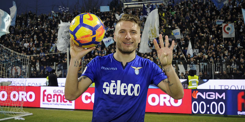 Ciro Immobile posa davanti ai tifosi della Lazio con il pallone della partita dopo aver segnato quattro gol alla Spal (Marco Rosi/Getty Images)