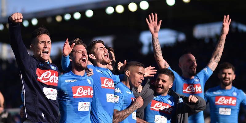 I giocatori del Napoli festeggiano la vittoria contro l'Atalanta davanti al proprio pubblico (MARCO BERTORELLO/AFP/Getty Images)