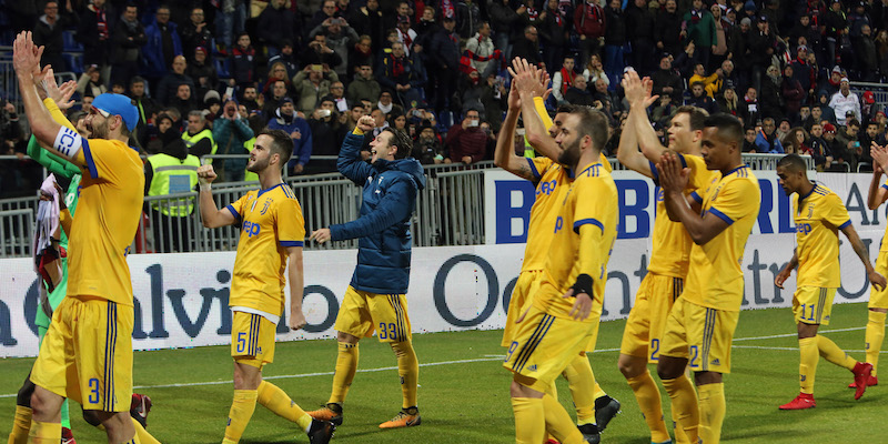 I giocatori della Juventus salutano i loro tifosi dopo la vittoria a Cagliari (Enrico Locci/Getty Images)