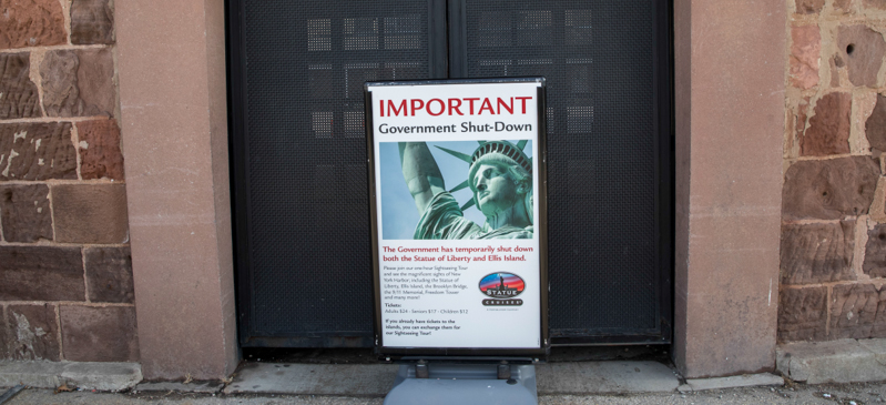 Un annuncio che avverte della chiusura della Statua della Libertà per via dello shutdown, a New York. (AP Photo/Mary Altaffer)