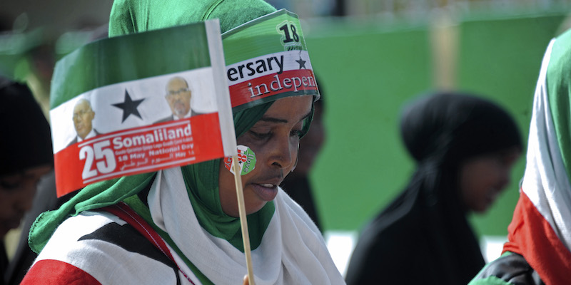 Una donna sventola una bandiera del Somaliland ad Hargeisa, il 18 maggio 2016, giorno in cui si è celebrata la separazione del Somaliland dalla Somalia (MOHAMED ABDIWAHAB/AFP/Getty Images)