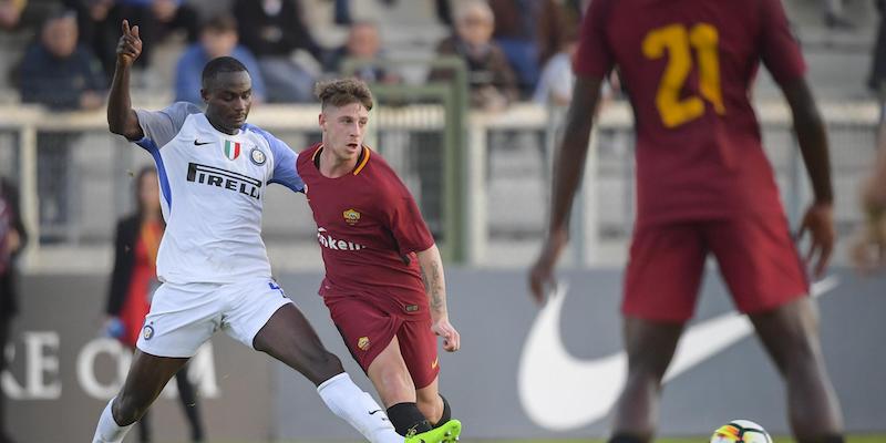 Il centrocampista della Roma Andrea Marcucci in azione contro l'Inter in una partita del Campionato Primavera (LaPresse)