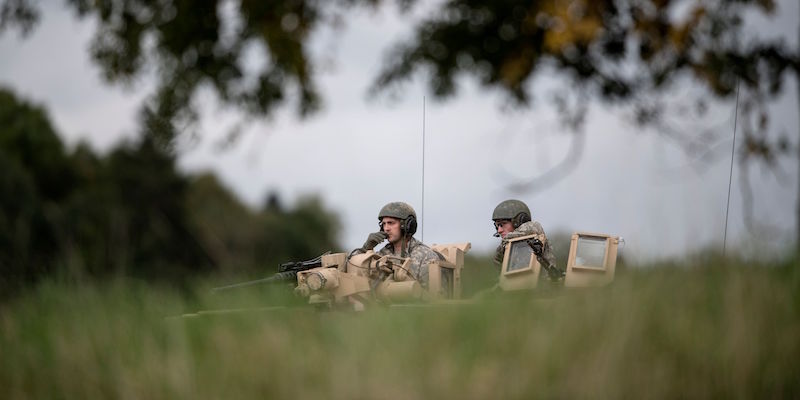 Due soldati svedesi durante un'esercitazione militare (BJORN LARSSON ROSVALL/AFP/Getty Images)
