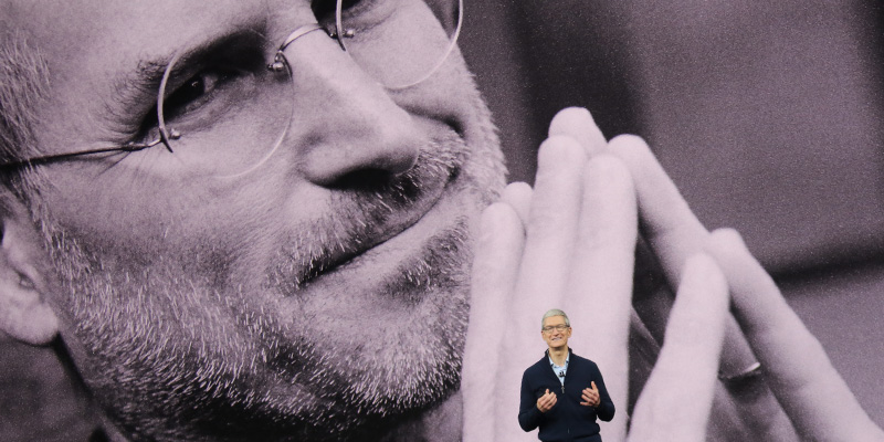 Il CEO di Apple, Tim Cook, davanti a una fotografia del cofondatore di Apple, Steve Jobs (Christoph Dernbach/picture-alliance/dpa/AP Images)