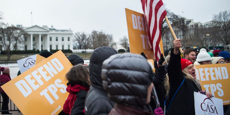 Una protesta contro la cancellazione del Temporary Protected Status per circa 200mila salvadoregni fuori dalla Casa Bianca, l'8 gennaio 2018 (ANDREW CABALLERO-REYNOLDS/AFP/Getty Images)