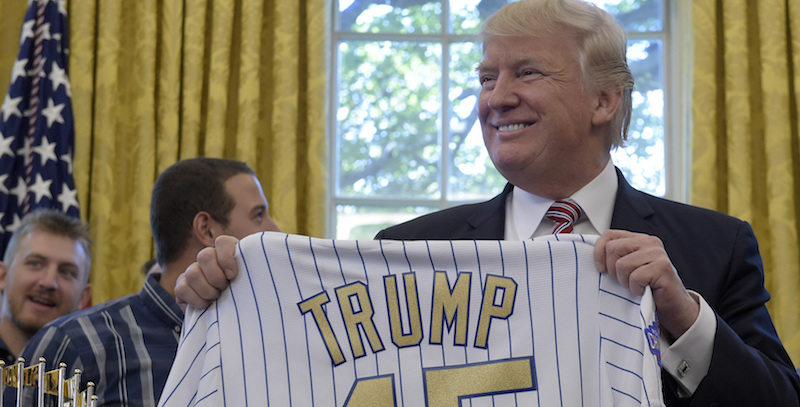 Donald Trump con una maglietta della squadra di baseball dei Chicago Cubs (AP Photo/Susan Walsh)