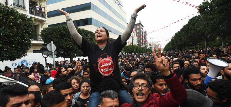 Manifestanti a Tunisi. (FETHI BELAID/AFP/Getty Images)