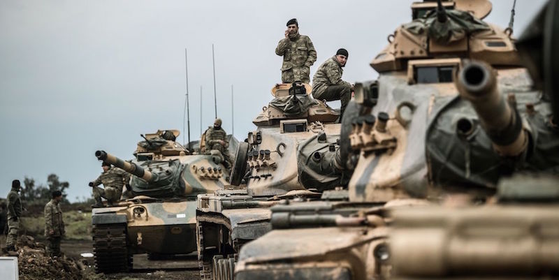 Carri armati turchi ad Hassa, nella provincia turca di Hatay, vicino al confine con la Siria (BULENT KILIC/AFP/Getty Images)
