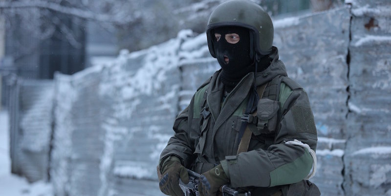 Un uomo armato di fronte a un edificio governativo della Repubblica di Luhansk, territorio dell'Ucraina orientale controllato dai ribelli (ALEKSEY FILIPPOV/AFP/Getty Images)