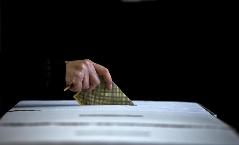 Operazioni di voto in un seggio elettorale a Roma, 24 febbraio 2013. ANSA/MASSIMO PERCOSSI
