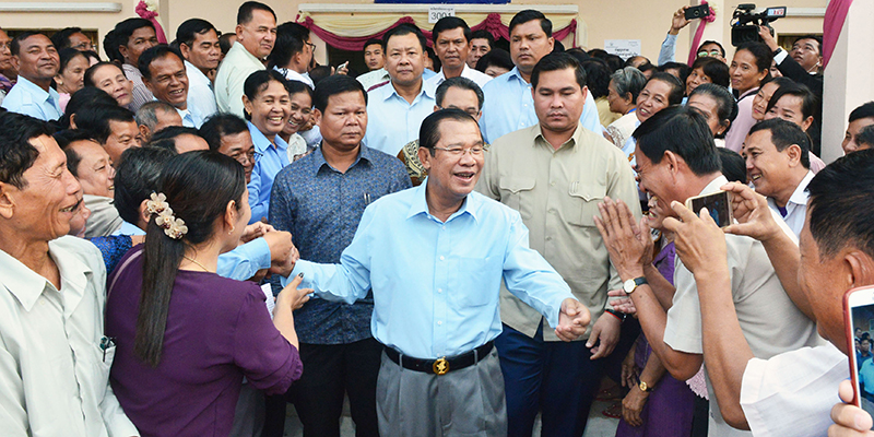 Hun Sen con alcuni sostenitori nella provincia di Kandal, Cambogia, 25 febbraio 2018 (Kyodo)