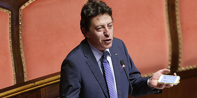 Maurizio Buccarella durante le dichiarazioni di voto in Senato sul ddl diffamazione, Roma, 29 ottobre 2014.
(ANSA/ RICACRDO ANTIMIANI)