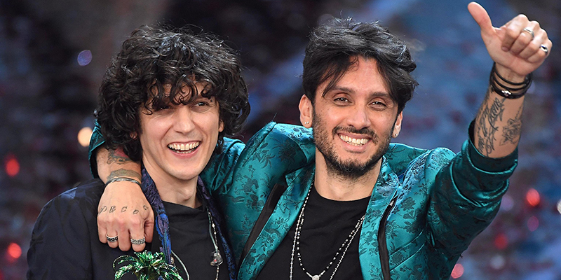 Ermal Meta e Fabirizo Moro, premiati al Festival di Sanremo (ANSA/CLAUDIO ONORATI)