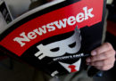 Il direttore, il responsabile delle notizie e una giornalista di "Newsweek" sono stati licenziati dopo aver pubblicato articoli sui problemi finanziari e legali dell'azienda editrice