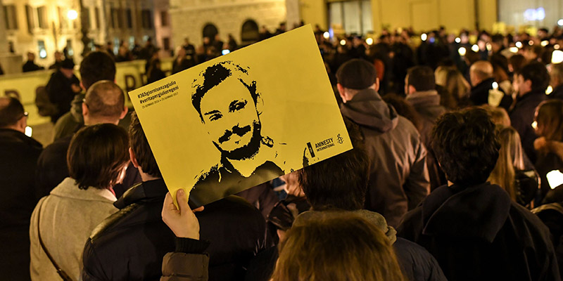 Una manifestazione organizzata da Amnesty International per Giulio Regeni davanti a Montecitorio, Roma, 25 gennaio 2017
(ANDREAS SOLARO/AFP/Getty Images)