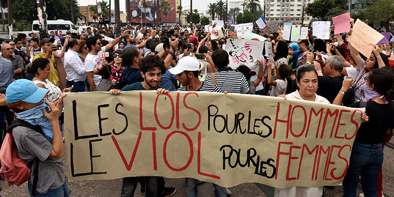 La protesta delle donne a Casablanca nell'agosto del 2017. Sullo striscione c'è scritto: "La legge per gli uomini, lo stupro per le donne"(STRINGER/AFP/Getty Images)