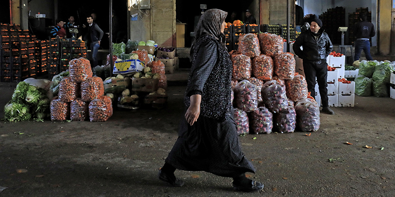Una donna cammina ad Afrin, 5 febbraio 2018. 
(DELIL SOULEIMAN/AFP/Getty Images)