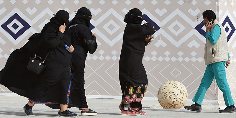 Alcune donne camminano per la strada vicino a Riyad, gennaio 2018
(FAYEZ NURELDINE/AFP/Getty Images)