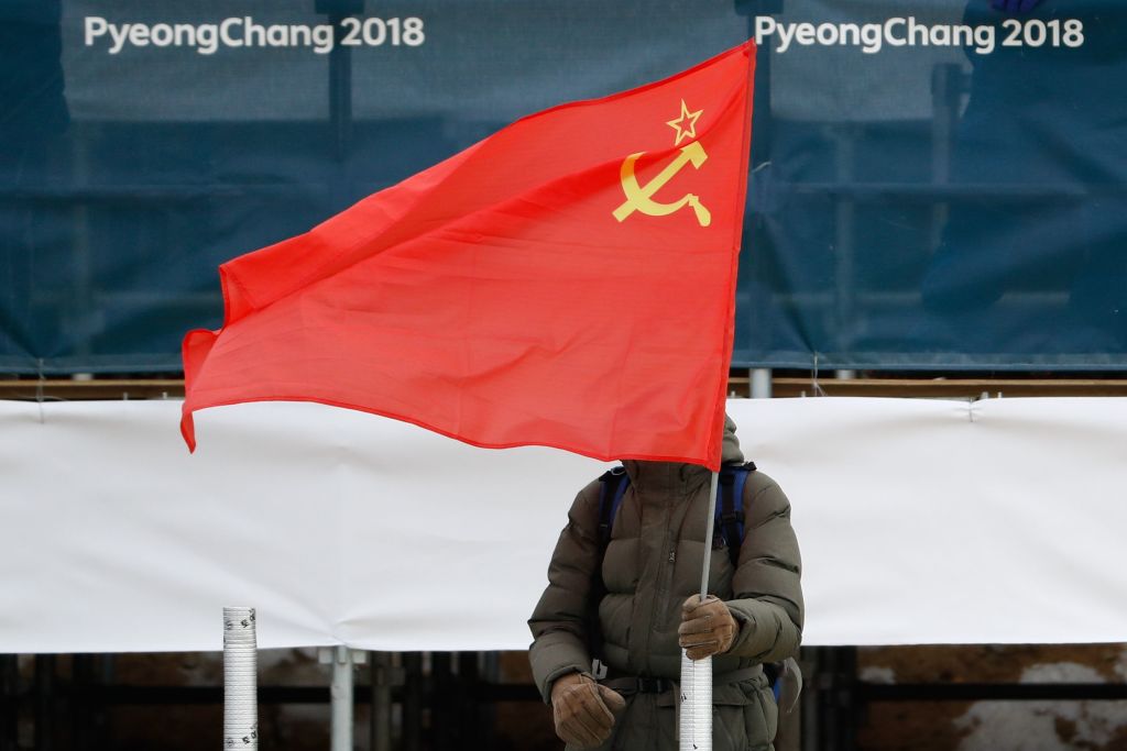 Uno spettatore sventola la bandiera dell'Unione Sovietica durante la 30 chilometri mista dello sci di fondo alle Olimpiadi invernali di Pyeongchang
(ODD ANDERSEN/AFP/Getty Images)