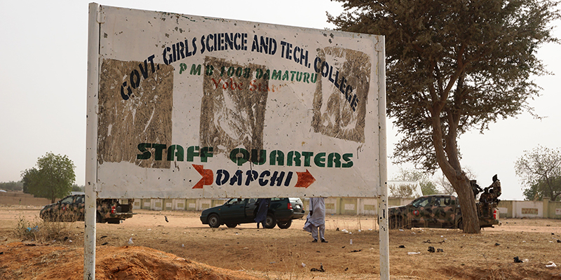 Soldati nella zona della scuola di Dapchi dove sono state rapite 110 studentesse, Nigeria, 22 febbraio 2018
(AMINU ABUBAKAR/AFP/Getty Images)