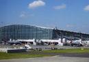 C'è stato uno scontro tra due veicoli sulla pista dell'aeroporto londinese di Heathrow: alcuni aerei sono stati evacuati