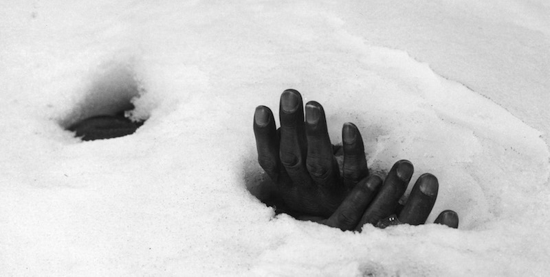 Le mani di un uomo ucciso e abbandonato dall'esercito nordcoreano in ritirata, e poi ricoperto dalla neve, Yangji, Corea del Sud, 27 gennaio 1951
(AP Photo/Max Desfor)