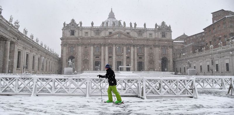 Un uomo sugli sci in piazza San Pietro in Vaticano, 26 febbraio 2018
(TIZIANA FABI/AFP/Getty Images)