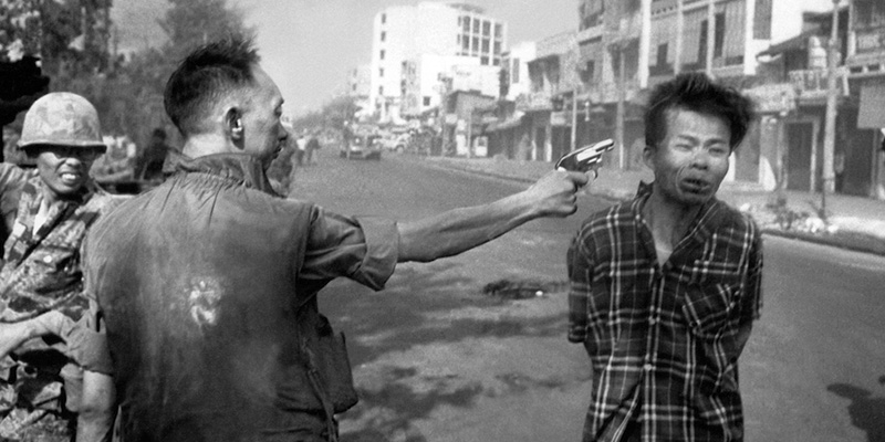 Una delle foto più emblematiche della guerra in Vietnam: il generale sudvietnamita Nguyen Ngoc Loan, capo della polizia nazionale, spara in testa a un prigioniero ammanettato, Nguyen Van Lem, sospettato di essere un Viet Cong, in strada a Saigon, 1 febbraio 1968. 
(AP Photo/Eddie Adams)