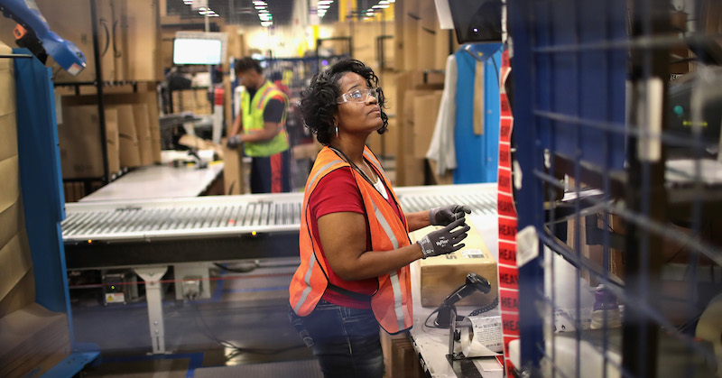 Una dipendente di Amazon in un deposito a Romeoville, in Illinois, Stati Uniti
(Scott Olson/Getty Images)