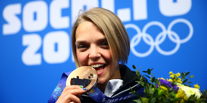 Arianna Fontana durante le premiazioni dei 1.500 metri alle Olimpiadi di Sochi 2014 (Clive Mason/Getty Images)
