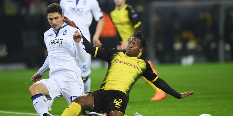 Mattia Caldara contrastato da Michy Batshuayi nella partita di andata tra Borussia Dortmund e Atalanta (PATRIK STOLLARZ/AFP/Getty Images)