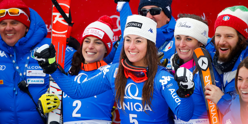 Federica Brignone, Sofia Goggia e Nadia Fanchini
festeggiano con la Nazionale di sci la tripletta italiana nella discesa libera di Bad Kleinkirchheim (Christophe Pallot/Agence Zoom/Getty Images)