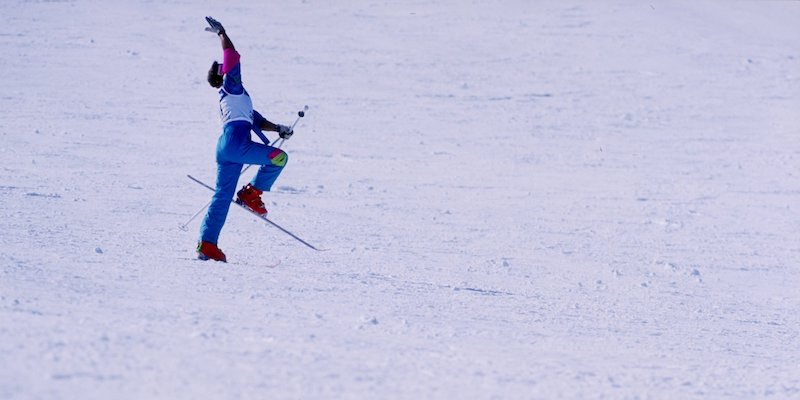 Lo sciatore freestyle austriaco Christian Rijavec durante una gara di acroski o balletto sugli sci durante i Campionati mondiali di freestyle del 1993 (Getty Images/Chris Cole /Allsport)