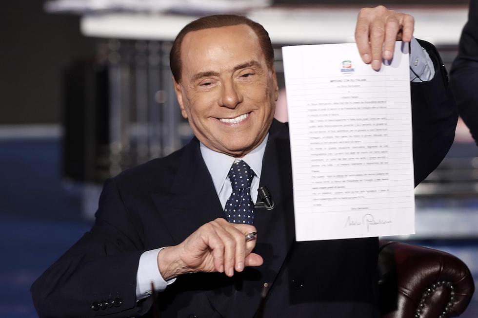 Silvio Berlusconi mostra il nuovo contratto con gli italiani firmato a Porta a Porta, 14 febbraio 2018 
(ANSA/RICCARDO ANTIMIANI)