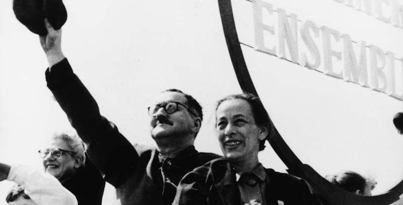 Bertolt Brecht e sua moglie, l'attrice Helene Weigel, nel 1956
(Keystone/Hulton Archive/Getty Images)