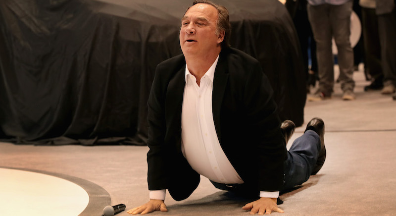 L'attore Jim Belushi (63) in una posizione di yoga durante un evento per Ford al Chicago Auto Show, Chicago, 8 febbraio 2018
(Scott Olson/Getty Images)