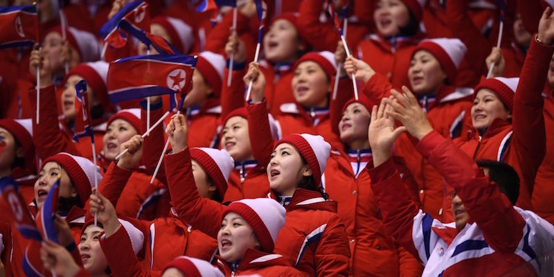 Cheerleaders nordcoreane assistono a una gara di pattinaggio di figura alla Gangneung Ice Arena, 14 febbraio 2018 (JUNG YEON-JE/AFP/Getty Images)