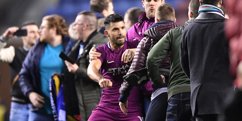 L'attaccante del Manchester City Sergio Aguero circondato da tifosi del Wigan al termine del quinto turno di FA Cup (Gareth Copley/Getty Images)
