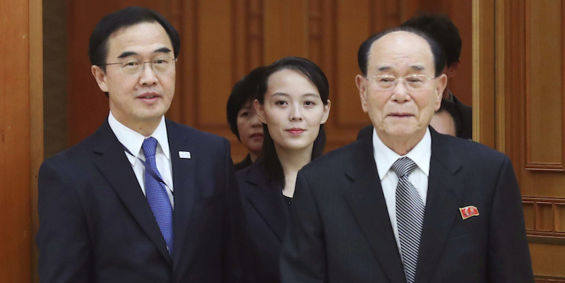 Kim Yo Jong, la sorella del dittatore nordcoreano Kim Jong-un, in mezzo a Kim Yong Nam, capo di stato della Corea del Nord (a destra), e al ministro sudcoreano per l'Unificazione Cho Myoung-gyon, al palazzo presidenziale a Seul (Kim Ju-sung/Yonhap via AP)