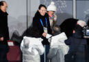 La foto di una storica stretta di mano, durante la cerimonia di apertura delle Olimpiadi