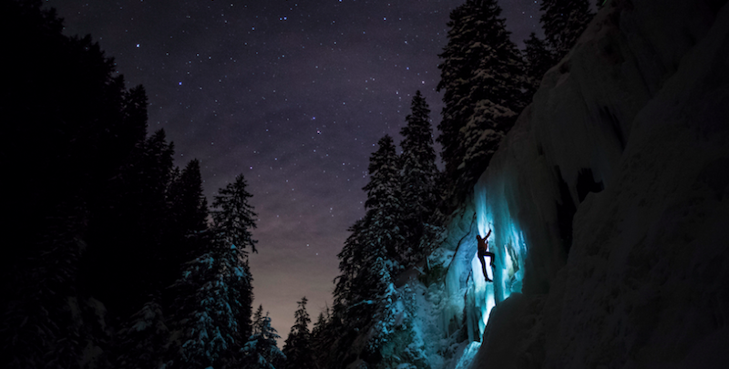 Pierre, uno scalatore della squadra di arrampicata svizzera Team Arnicare, si allena di notte sulle cascate ghiacciate di La Lacherette, in Svizzera, il 14 febbraio
(Anthony Anex/Keystone via AP)