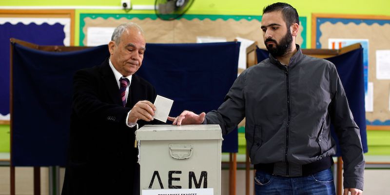 Un cittadino cipriota vota al secondo turno delle presidenziali in un seggio di Limassol, il 4 febbraio 2018 (AMIR MAKAR/AFP/Getty Images)