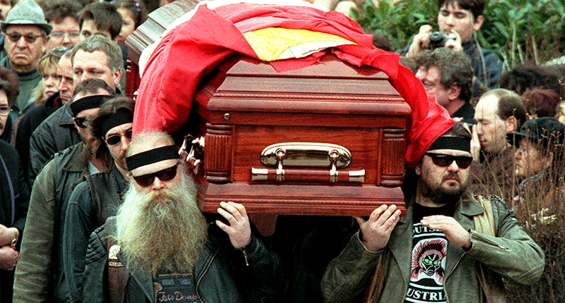 La bara che contiene il corpo di Falco portata da alcuni bikers al suo funerale a Vienna il 14 febbraio 1998 (AP Photo/Ronald Zak)