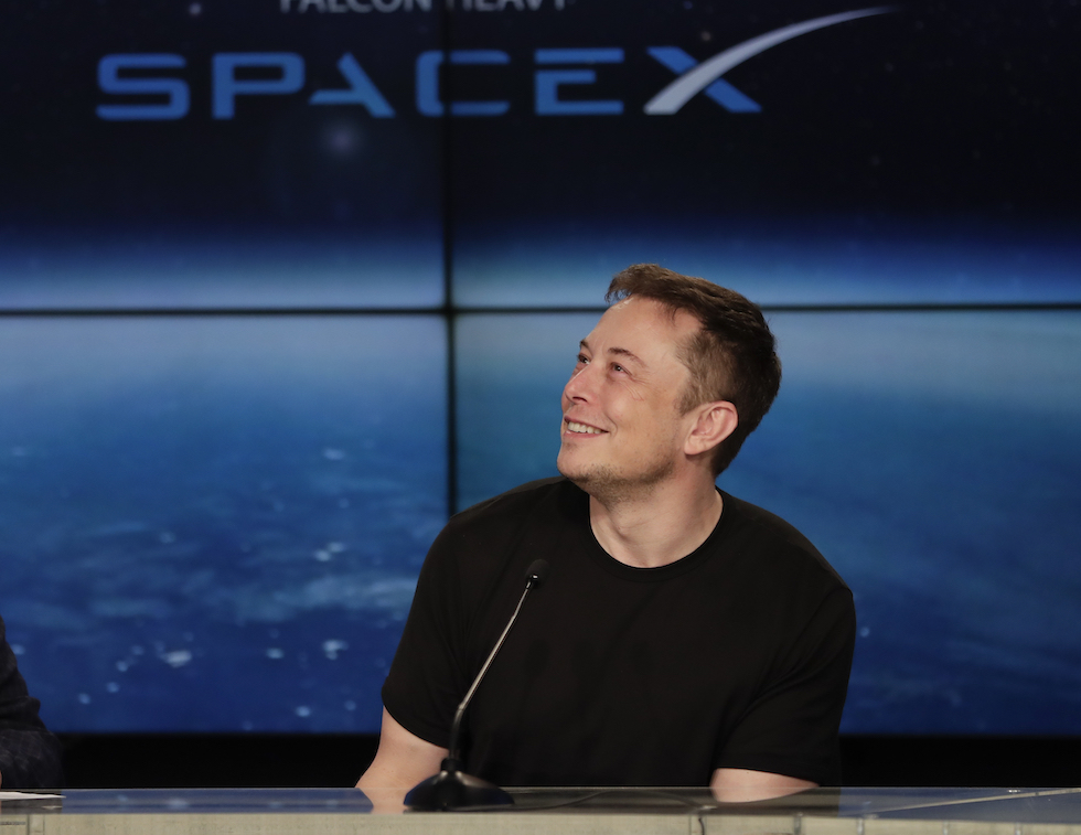 Il CEO e fondatore di SpaceX, Elon Musk, partecipa a una conferenza stampa a Cape Canaveral per rispondere alle domande dei giornalisti sul lancio del Falcon Heavy

(AP Photo/John Raoux)